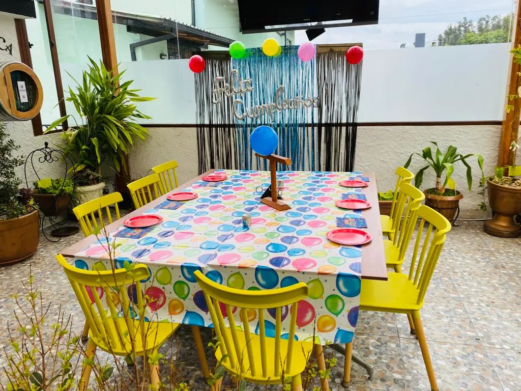 Zona privada de cumpleaños en Room Escape Ecuador, Quito